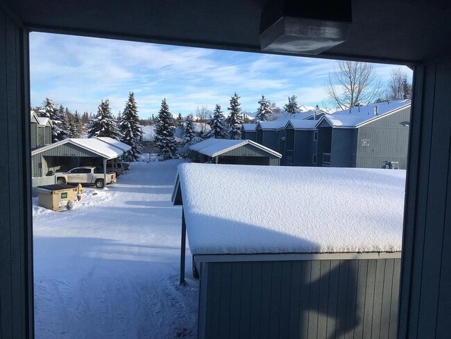 Building Photo - 2 Bedroom, 1 Bath Condo in South Anchorage