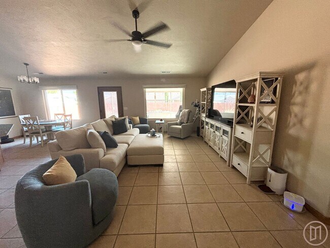 Building Photo - Beautiful home in La Verkin with all the v...