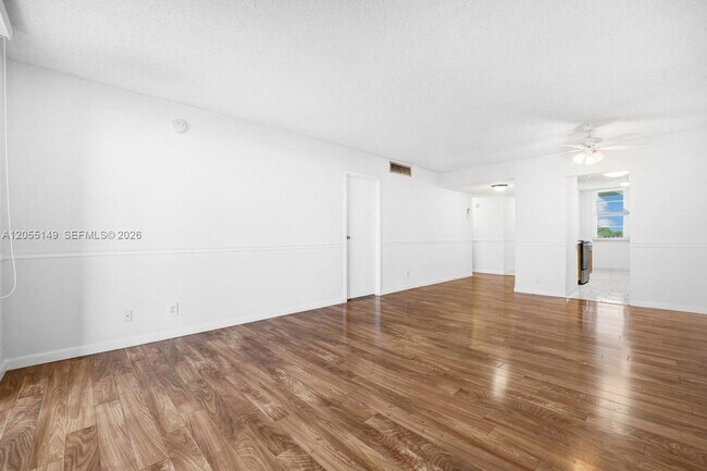 Building Photo - 250 Jacaranda Dr