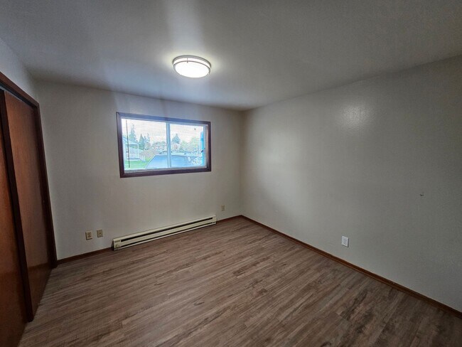 Building Photo - 2bed/1bath 2 block from EWU Campus with free parking!  $750 move in fees waived
