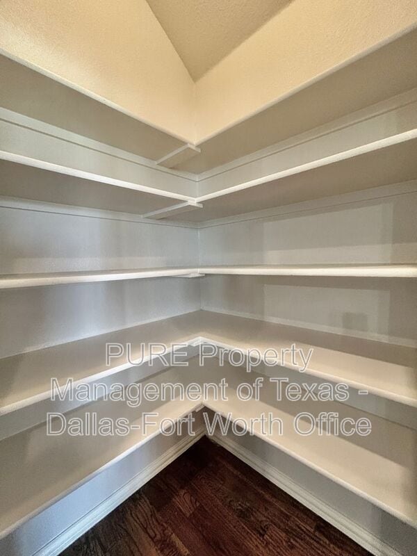 Building Photo - 511 Carnation Ln