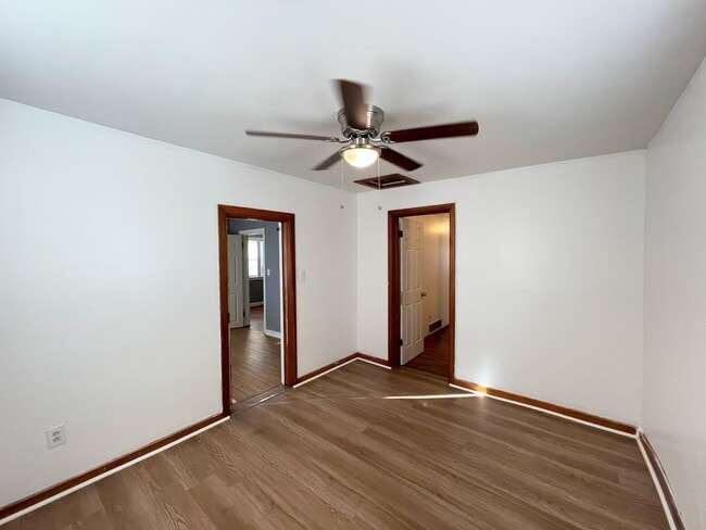 Building Photo - 2 Bed 1 Bath with 2-Car Detached Garage