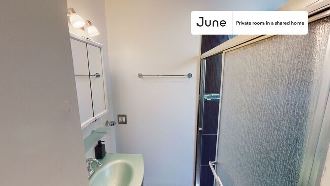 Building Photo - Room in Shared 3 bed/1.5 bath home