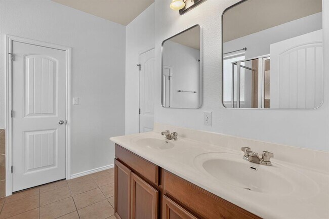 Building Photo - 2627 Garlic Creek Dr