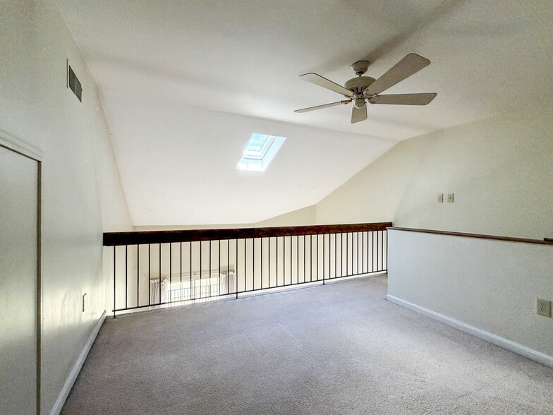Building Photo - 208 Greenview Dr