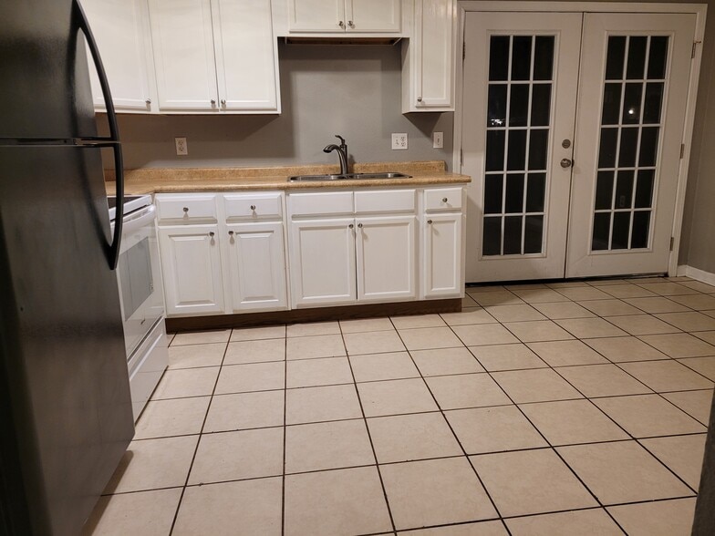Building Photo - 3409 Golden Dr