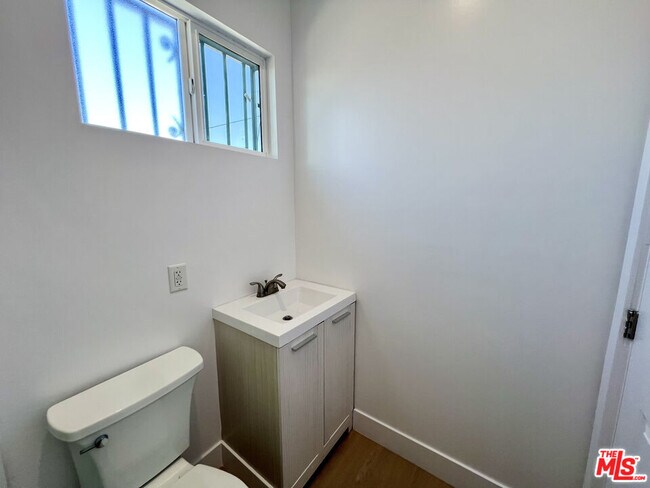 Building Photo - 446 W 88th St