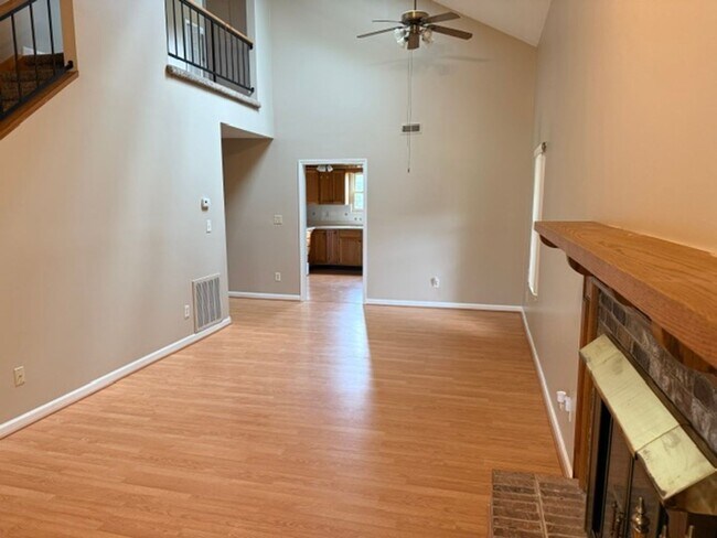 Building Photo - Maryville City 37804 - 4 bedroom, 3 bath Townhome - Contact Troy Adams (865) 233-6949