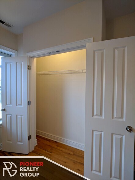 Building Photo - 1204 W Waveland Ave