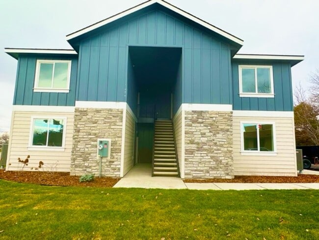 Building Photo - 1553 Clear Creek Dr