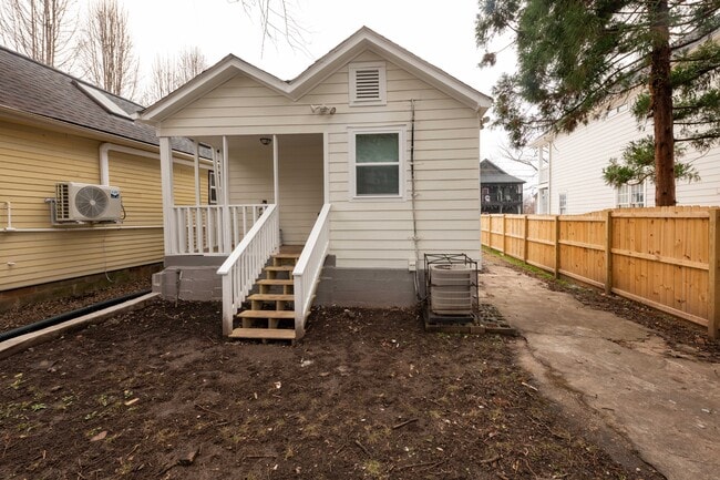 Building Photo - 679 Terry St SE