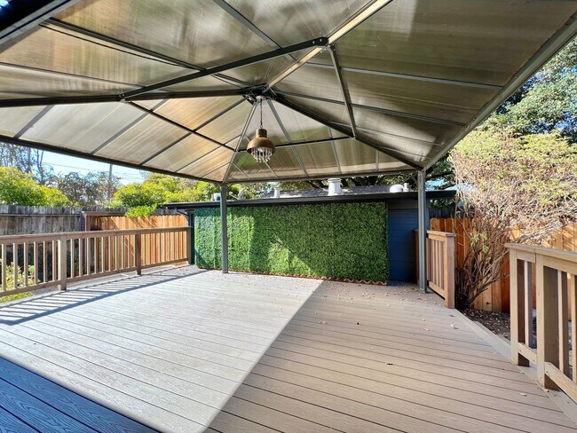 Building Photo - MON301