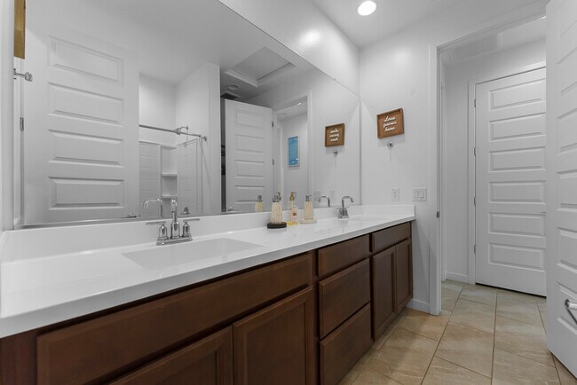 Building Photo - 1645 W la Mirada Dr