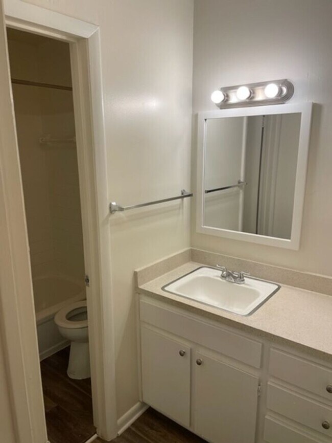 Building Photo - Spacious Apts - Excellent Tucker Location