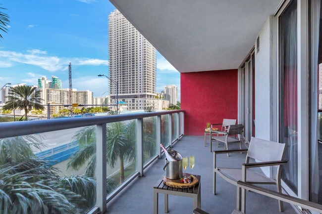 Building Photo - 2602 E Hallandale Beach Blvd