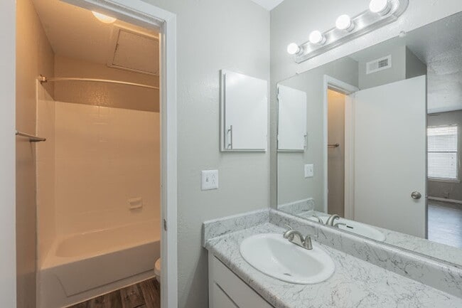 Building Photo - Great Location!