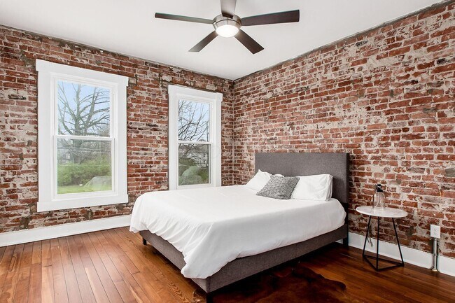 Building Photo - 1013 E Rich St