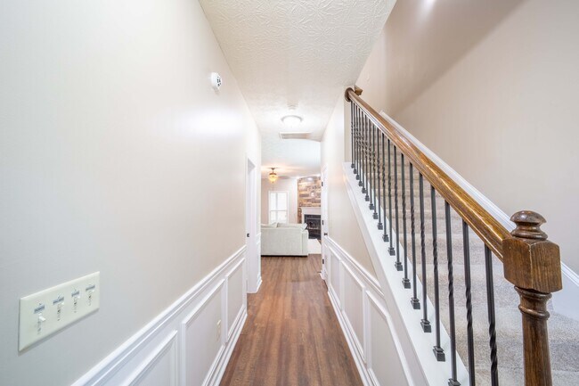 Building Photo - 2 Brentview Dr