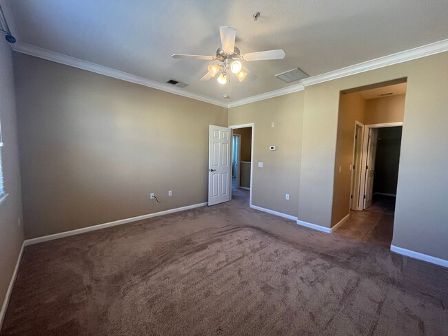 Building Photo - Spacious 3bed 2.5 bath available in Regency Park