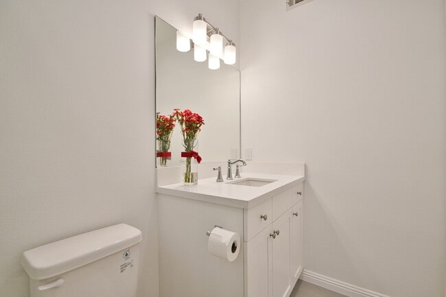 Building Photo - Beautiful Ocean View Townhome with Remodel...