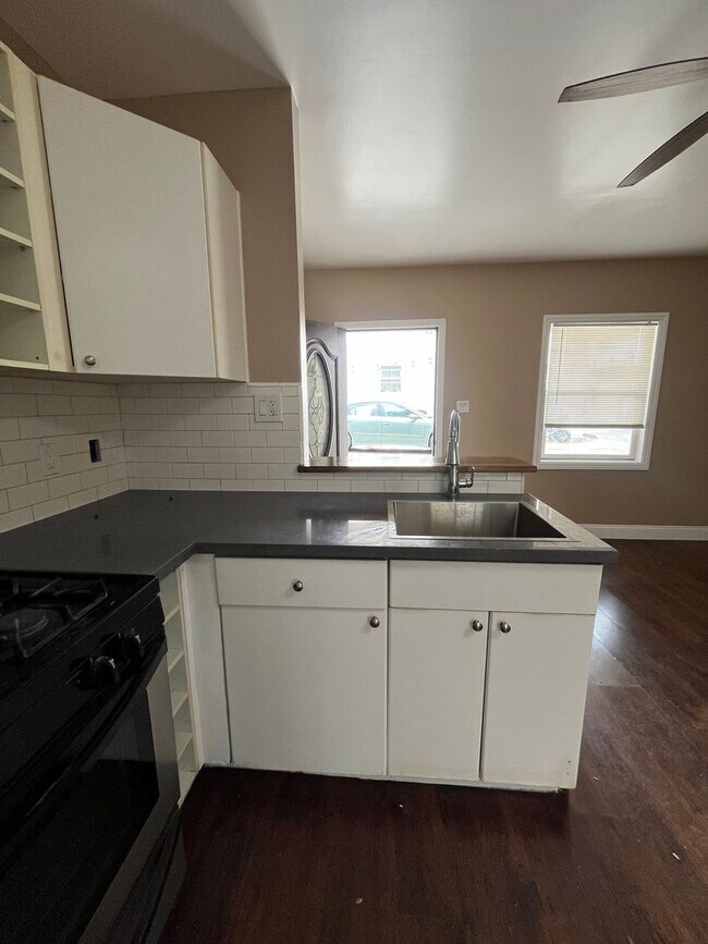 Building Photo - 3 Bedroom 1.5 Bath Back house