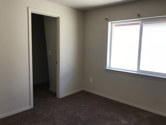 Building Photo - Well Maintained Spacious 4 BD Home with Gr...