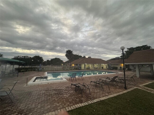 Building Photo - 5482 Lakewood Cir S