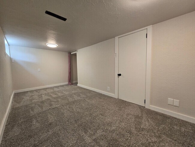 Building Photo - 1631 Oakes Ave