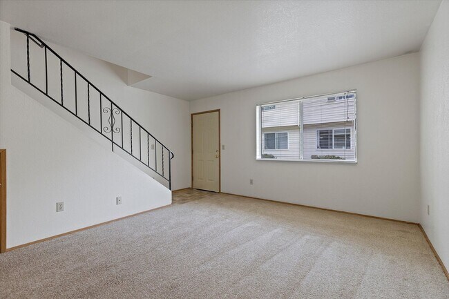 Building Photo - 2 Bedroom Townhouse