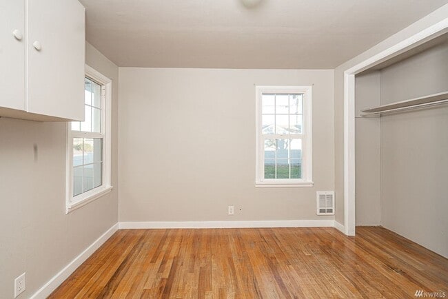 Building Photo - Updated Home W/ Detached Garage