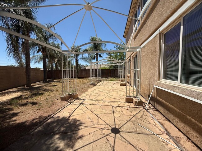 Building Photo - Spacious 4 bedroom 3 bath