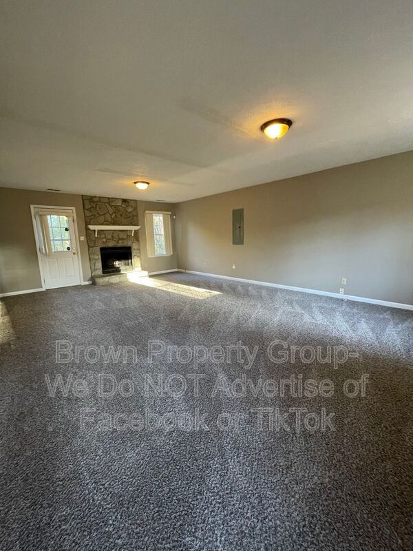 Building Photo - 1536 Rossmore Dr