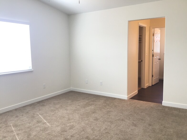 Building Photo - 18258 Oakbrook Ln