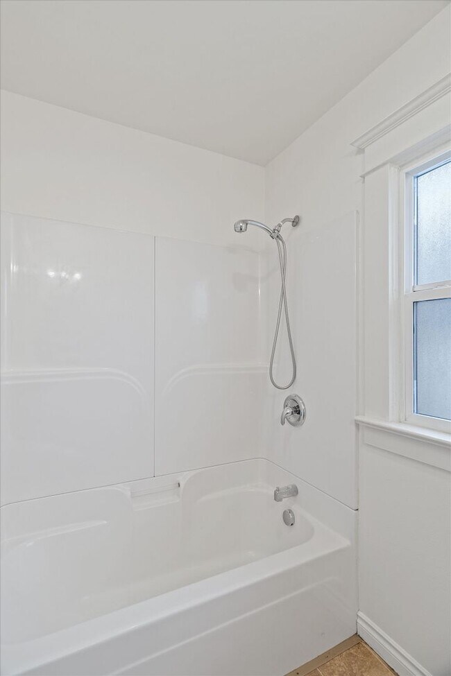 Building Photo - 1 Bedroom w/office space In Corbett/Lair H...