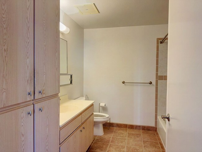 Building Photo - Kulana Knolls 1 bedroom townhome with TWO ...
