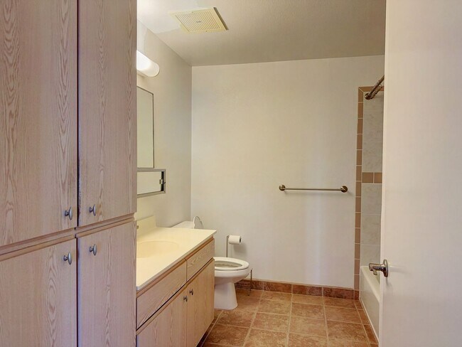 Building Photo - Kulana Knolls 1 bedroom townhome with TWO parking