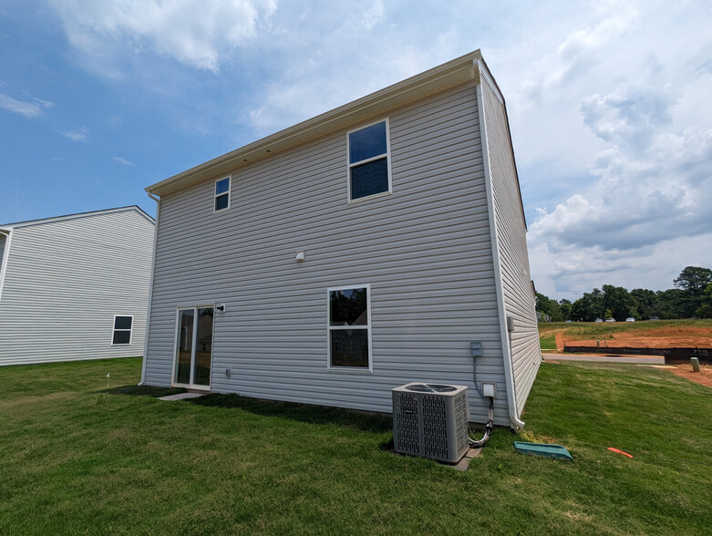 Building Photo - Room in House on Transatlantic Ave