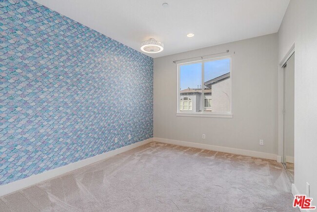 Building Photo - 5800 Seawalk Dr