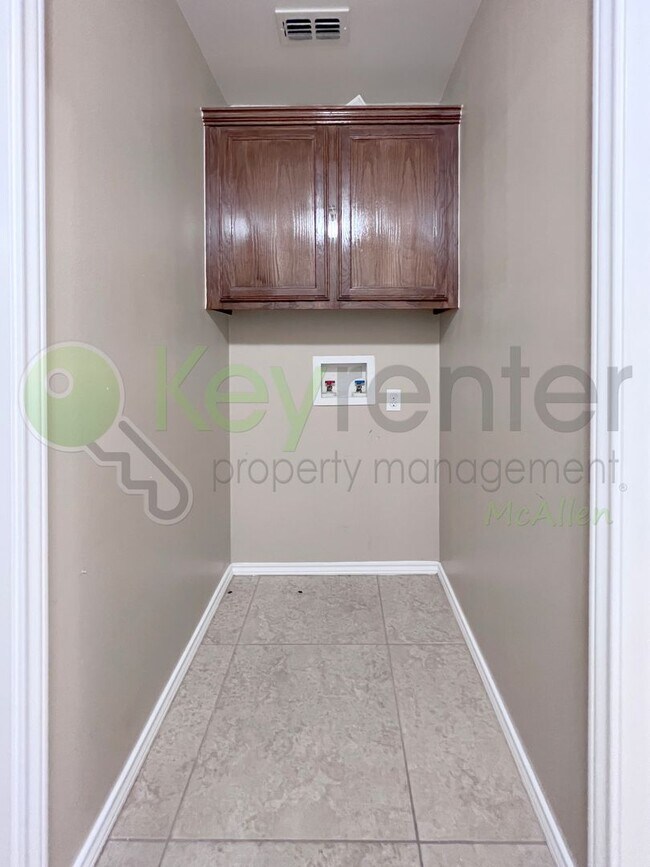 Building Photo - Beautiful 3b /2 bath home in McAllen