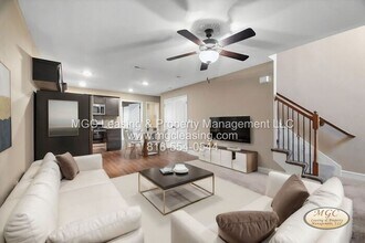 Building Photo - Modern Townhome with High-End Touches in Raymore!