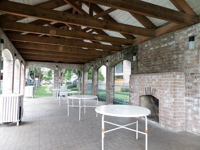 Building Photo - 3900 Woodchase Dr