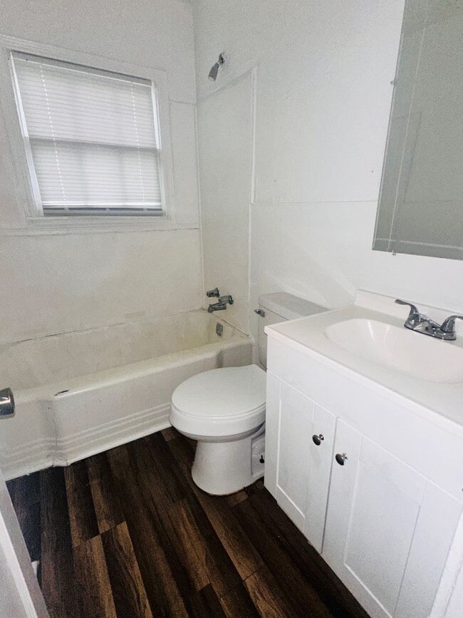 Building Photo - Charming 3 Bedroom Home