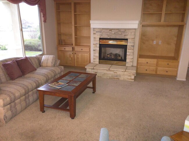 Building Photo - 852 Yosemite Ln