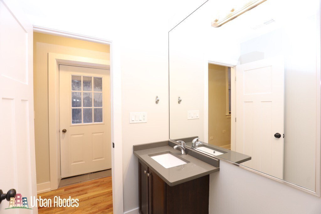 Building Photo - 564 W Arlington Pl