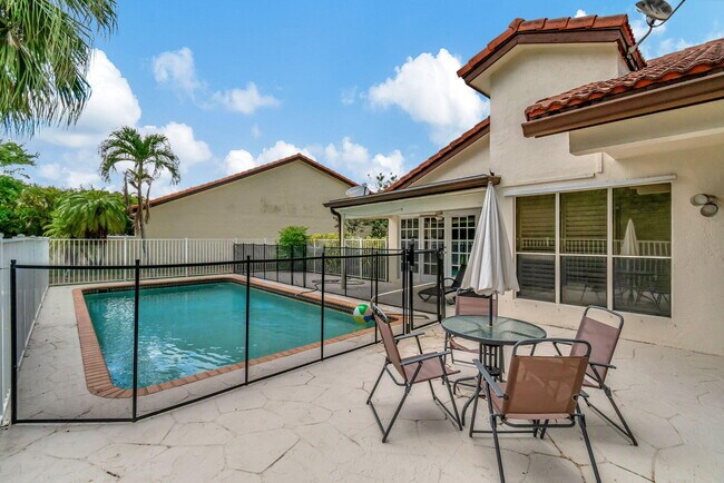 Building Photo - 7883 Villa Nova Dr N