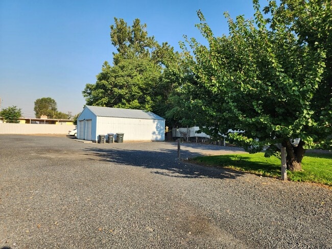 Building Photo - Lake house with Shop on 1/2 acre