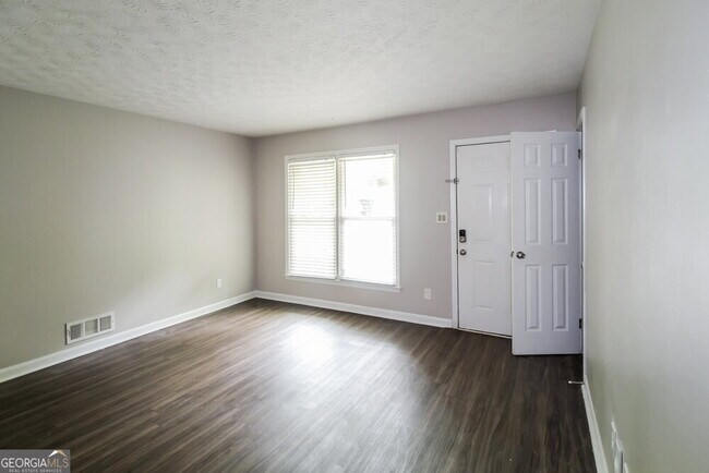 Building Photo - 7006 Knollwood Dr