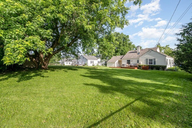 Building Photo - 1633 Sunset Dr