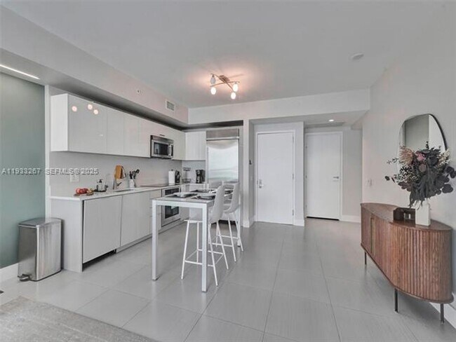 Building Photo - 1300 Brickell Bay Dr