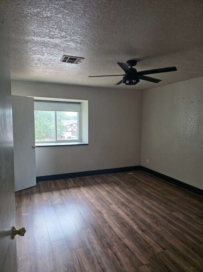 Building Photo - 1325 Eastgate Dr